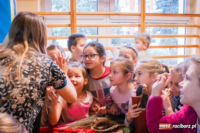 Zdjęcie w galerii na portalu naszraciborz.pl: Maciej Pastwa podziękował uczniom SP1 za pomoc w budowie szkoły w Nepalu wiadomości z regionu