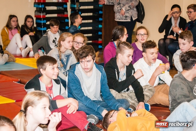 Zdjęcie w galerii na portalu naszraciborz.pl: Maciej Pastwa podziękował uczniom SP1 za pomoc w budowie szkoły w Nepalu wiadomości z regionu