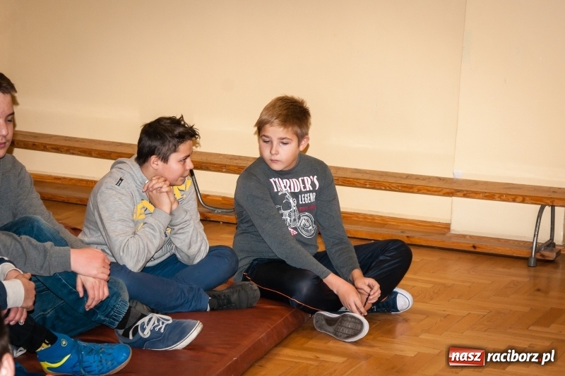 Zdjęcie w galerii na portalu naszraciborz.pl: Maciej Pastwa podziękował uczniom SP1 za pomoc w budowie szkoły w Nepalu wiadomości z regionu