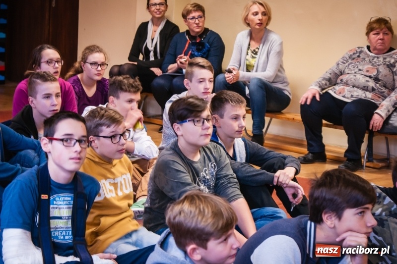 Zdjęcie w galerii na portalu naszraciborz.pl: Maciej Pastwa podziękował uczniom SP1 za pomoc w budowie szkoły w Nepalu wiadomości z regionu