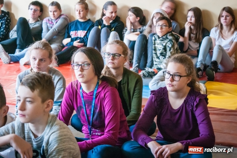 Zdjęcie w galerii na portalu naszraciborz.pl: Maciej Pastwa podziękował uczniom SP1 za pomoc w budowie szkoły w Nepalu wiadomości z regionu