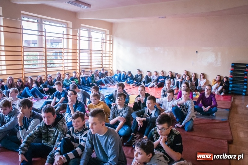 Zdjęcie w galerii na portalu naszraciborz.pl: Maciej Pastwa podziękował uczniom SP1 za pomoc w budowie szkoły w Nepalu wiadomości z regionu