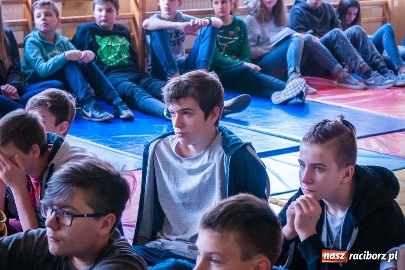 Zdjęcie w galerii na portalu naszraciborz.pl: Maciej Pastwa podziękował uczniom SP1 za pomoc w budowie szkoły w Nepalu wiadomości z regionu