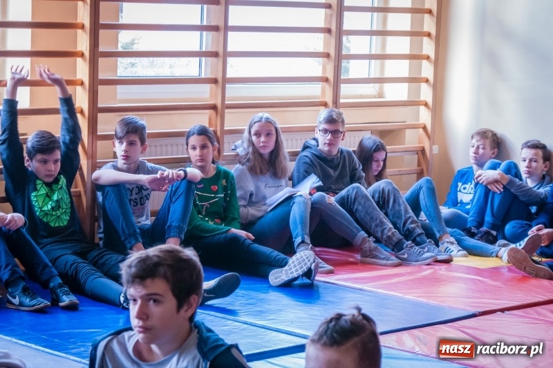 Zdjęcie w galerii na portalu naszraciborz.pl: Maciej Pastwa podziękował uczniom SP1 za pomoc w budowie szkoły w Nepalu wiadomości z regionu