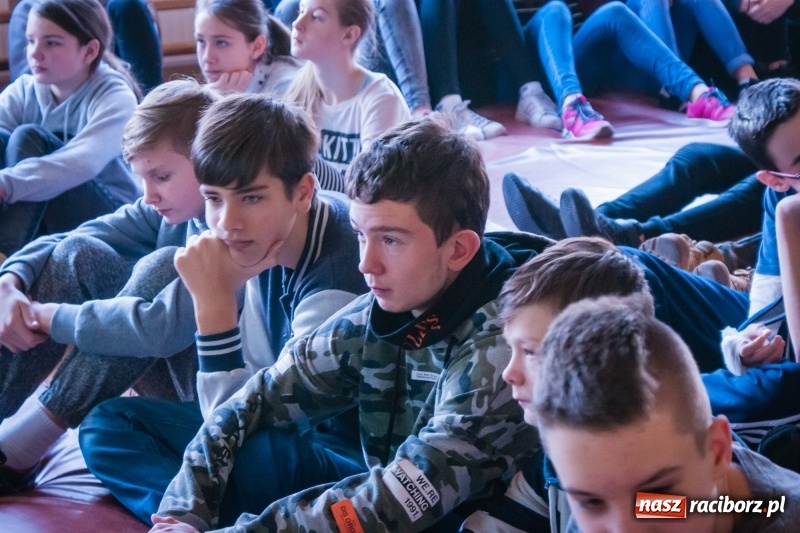 Zdjęcie w galerii na portalu naszraciborz.pl: Maciej Pastwa podziękował uczniom SP1 za pomoc w budowie szkoły w Nepalu wiadomości z regionu