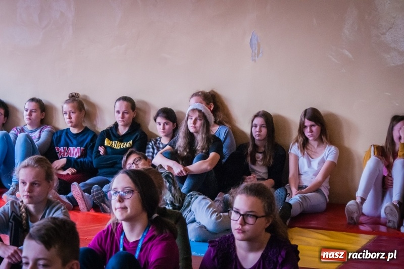 Zdjęcie w galerii na portalu naszraciborz.pl: Maciej Pastwa podziękował uczniom SP1 za pomoc w budowie szkoły w Nepalu wiadomości z regionu