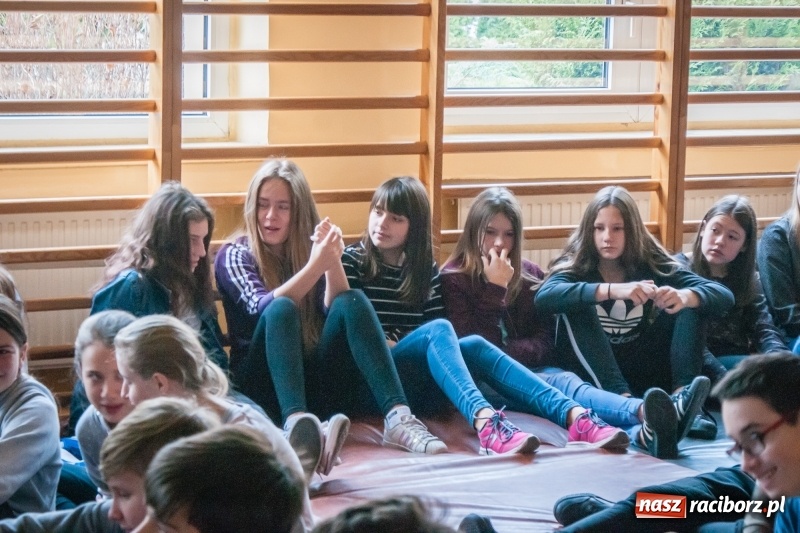 Zdjęcie w galerii na portalu naszraciborz.pl: Maciej Pastwa podziękował uczniom SP1 za pomoc w budowie szkoły w Nepalu wiadomości z regionu