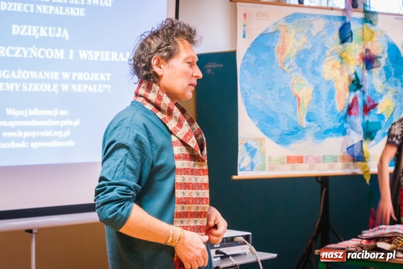 Zdjęcie w galerii na portalu naszraciborz.pl: Maciej Pastwa podziękował uczniom SP1 za pomoc w budowie szkoły w Nepalu wiadomości z regionu