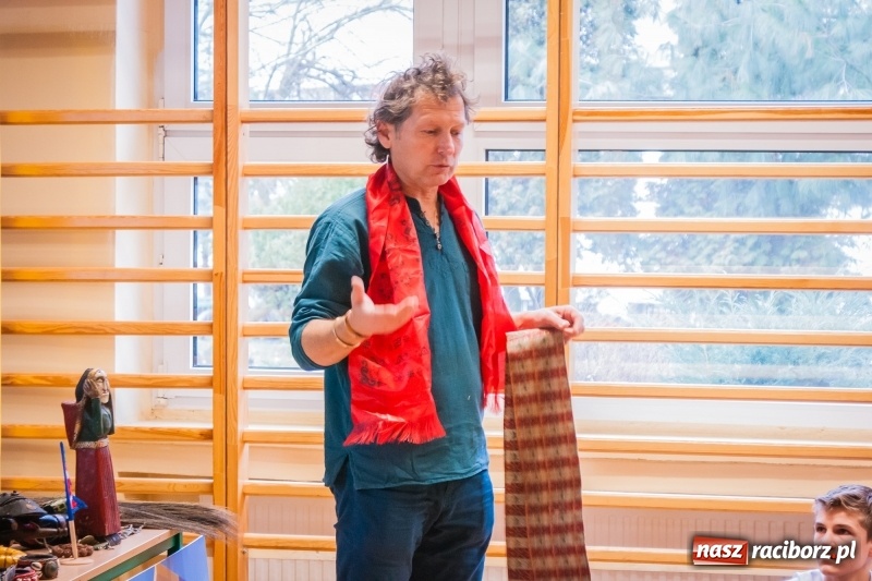 Zdjęcie w galerii na portalu naszraciborz.pl: Maciej Pastwa podziękował uczniom SP1 za pomoc w budowie szkoły w Nepalu wiadomości z regionu