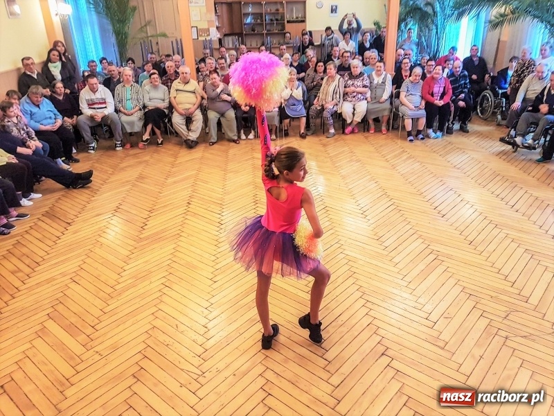 Zdjęcie w galerii na portalu naszraciborz.pl: Koncerty dla wykluczonych przez chorobę, starość, zamknięcie wiadomości z regionu