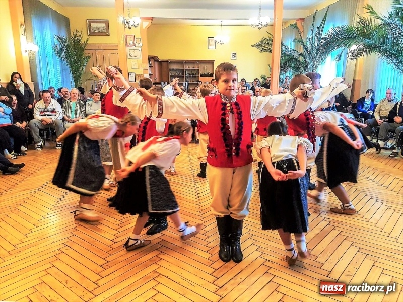 Zdjęcie w galerii na portalu naszraciborz.pl: Koncerty dla wykluczonych przez chorobę, starość, zamknięcie wiadomości z regionu