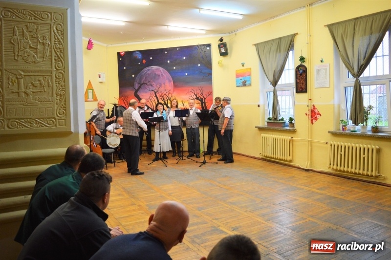 Zdjęcie w galerii na portalu naszraciborz.pl: Koncerty dla wykluczonych przez chorobę, starość, zamknięcie wiadomości z regionu