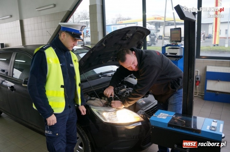 Zdjęcie w galerii na portalu naszraciborz.pl: Policjanci i diagnosta kontrolowali ustawienie świateł samochodowych  wiadomości z regionu