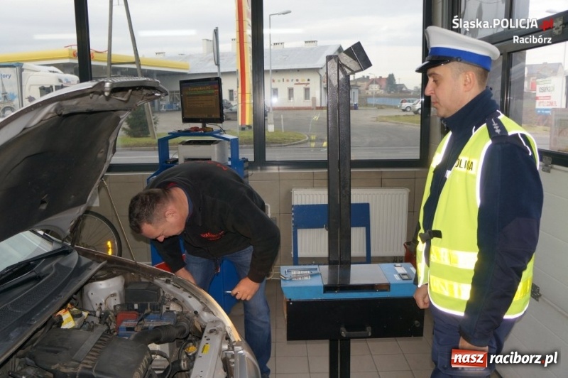 Zdjęcie w galerii na portalu naszraciborz.pl: Policjanci i diagnosta kontrolowali ustawienie świateł samochodowych  wiadomości z regionu