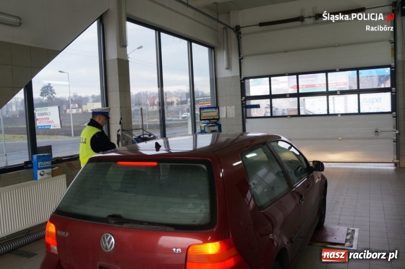 Zdjęcie w galerii na portalu naszraciborz.pl: Policjanci i diagnosta kontrolowali ustawienie świateł samochodowych  wiadomości z regionu