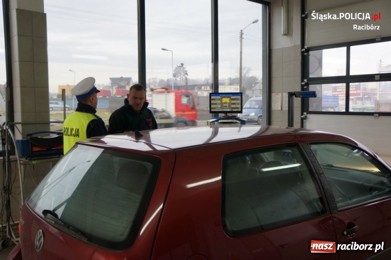 Zdjęcie w galerii na portalu naszraciborz.pl: Policjanci i diagnosta kontrolowali ustawienie świateł samochodowych  wiadomości z regionu