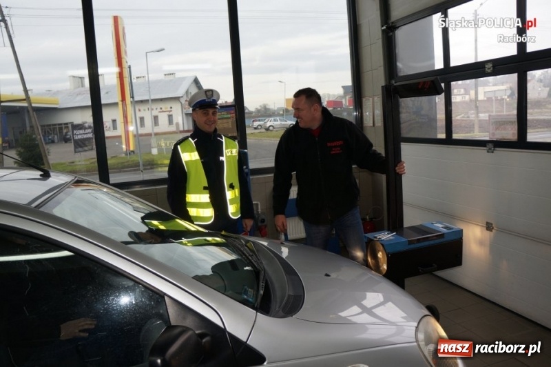 Zdjęcie w galerii na portalu naszraciborz.pl: Policjanci i diagnosta kontrolowali ustawienie świateł samochodowych  wiadomości z regionu