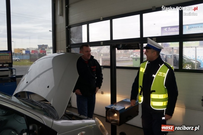 Zdjęcie w galerii na portalu naszraciborz.pl: Policjanci i diagnosta kontrolowali ustawienie świateł samochodowych  wiadomości z regionu