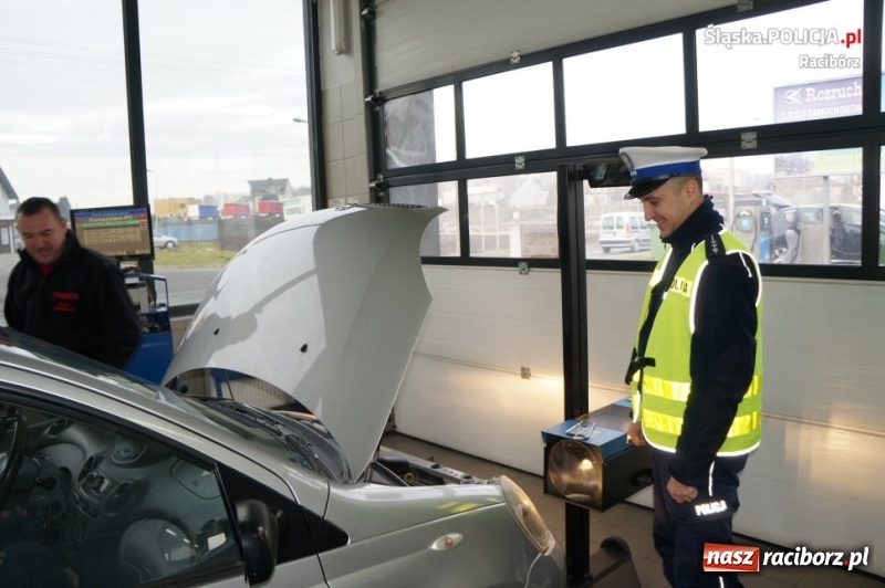 Zdjęcie w galerii na portalu naszraciborz.pl: Policjanci i diagnosta kontrolowali ustawienie świateł samochodowych  wiadomości z regionu