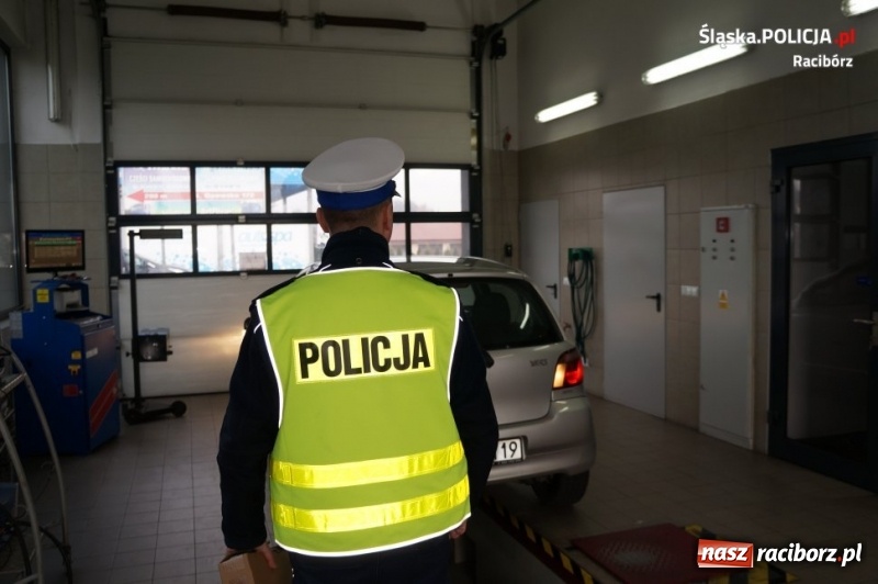 Zdjęcie w galerii na portalu naszraciborz.pl: Policjanci i diagnosta kontrolowali ustawienie świateł samochodowych  wiadomości z regionu