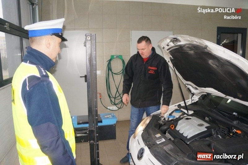 Zdjęcie w galerii na portalu naszraciborz.pl: Policjanci i diagnosta kontrolowali ustawienie świateł samochodowych  wiadomości z regionu