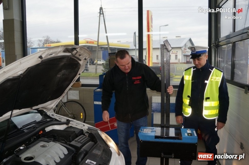 Zdjęcie w galerii na portalu naszraciborz.pl: Policjanci i diagnosta kontrolowali ustawienie świateł samochodowych  wiadomości z regionu