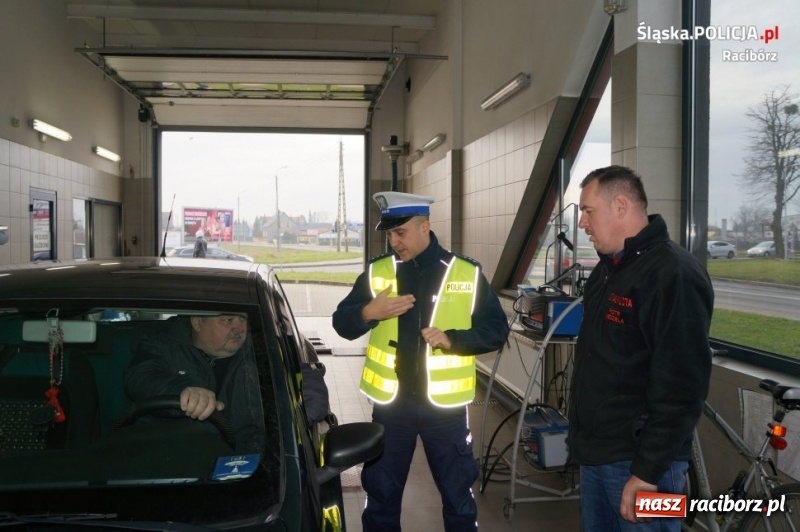 Zdjęcie w galerii na portalu naszraciborz.pl: Policjanci i diagnosta kontrolowali ustawienie świateł samochodowych  wiadomości z regionu
