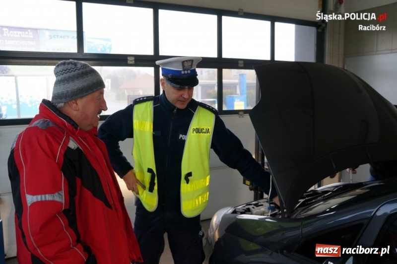 Zdjęcie w galerii na portalu naszraciborz.pl: Policjanci i diagnosta kontrolowali ustawienie świateł samochodowych  wiadomości z regionu