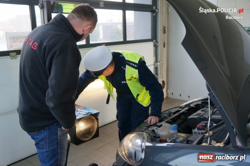 Zdjęcie w galerii na portalu naszraciborz.pl: Policjanci i diagnosta kontrolowali ustawienie świateł samochodowych  wiadomości z regionu