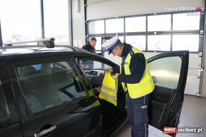 Zdjęcie w galerii na portalu naszraciborz.pl: Policjanci i diagnosta kontrolowali ustawienie świateł samochodowych  wiadomości z regionu