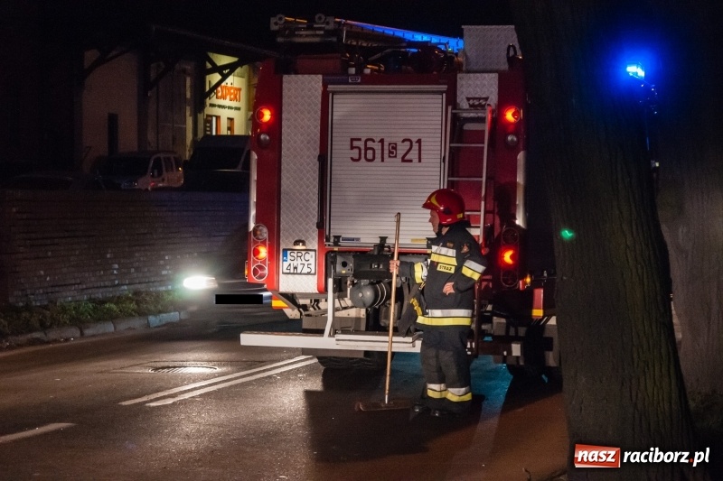 Zdjęcie w galerii na portalu naszraciborz.pl: Kolizja na Kolejowej. Nie zachowała bezpiecznej odległości i wjechała w tył BMW wiadomości z regionu