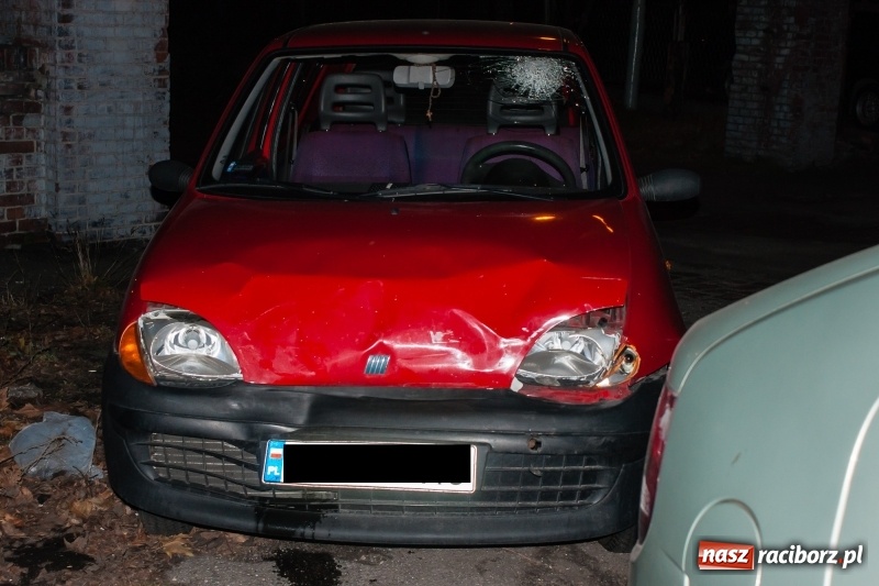 Zdjęcie w galerii na portalu naszraciborz.pl: Kolizja na Kolejowej. Nie zachowała bezpiecznej odległości i wjechała w tył BMW wiadomości z regionu