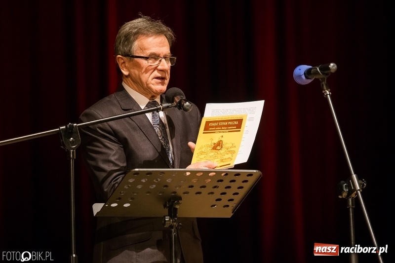 Zdjęcie w galerii na portalu naszraciborz.pl: W RCK wręczono medale im. ks. prałata Stefana Pieczki  wiadomości z regionu