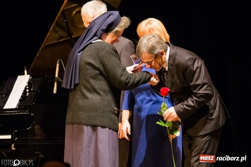 Zdjęcie w galerii na portalu naszraciborz.pl: W RCK wręczono medale im. ks. prałata Stefana Pieczki  wiadomości z regionu