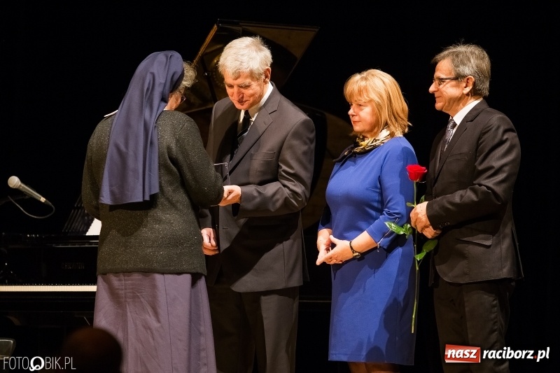 Zdjęcie w galerii na portalu naszraciborz.pl: W RCK wręczono medale im. ks. prałata Stefana Pieczki  wiadomości z regionu