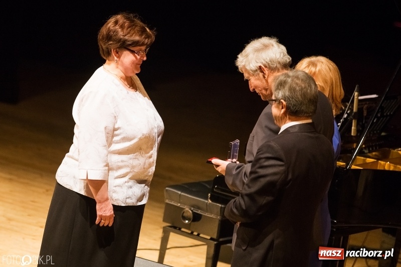 Zdjęcie w galerii na portalu naszraciborz.pl: W RCK wręczono medale im. ks. prałata Stefana Pieczki  wiadomości z regionu