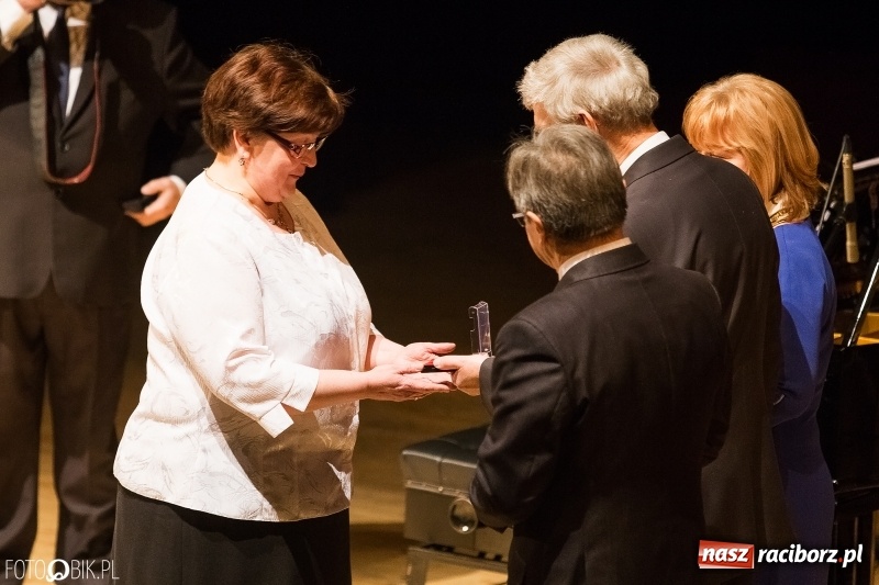 Zdjęcie w galerii na portalu naszraciborz.pl: W RCK wręczono medale im. ks. prałata Stefana Pieczki  wiadomości z regionu