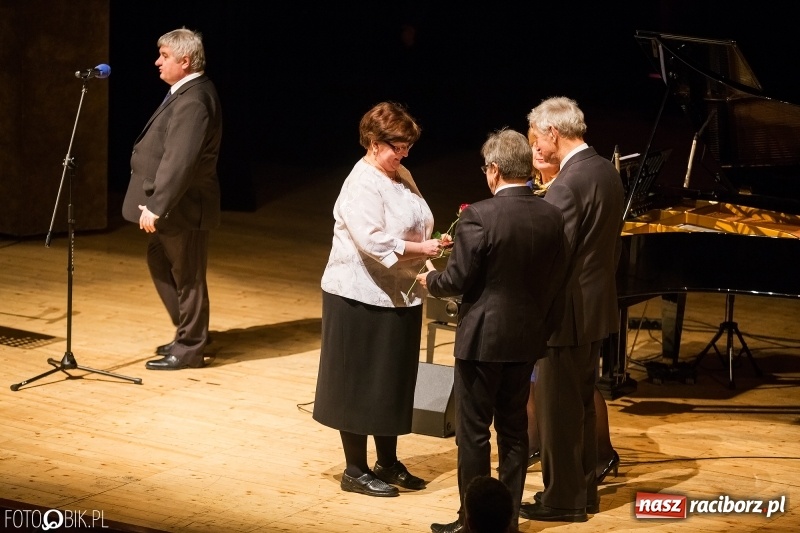 Zdjęcie w galerii na portalu naszraciborz.pl: W RCK wręczono medale im. ks. prałata Stefana Pieczki  wiadomości z regionu