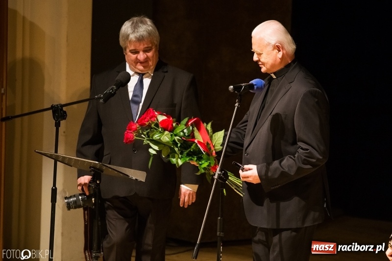 Zdjęcie w galerii na portalu naszraciborz.pl: W RCK wręczono medale im. ks. prałata Stefana Pieczki  wiadomości z regionu