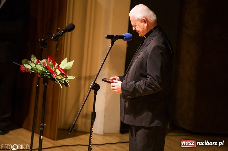 Zdjęcie w galerii na portalu naszraciborz.pl: W RCK wręczono medale im. ks. prałata Stefana Pieczki  wiadomości z regionu