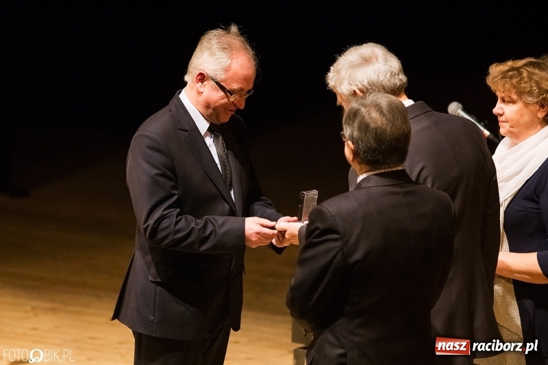 Zdjęcie w galerii na portalu naszraciborz.pl: W RCK wręczono medale im. ks. prałata Stefana Pieczki  wiadomości z regionu