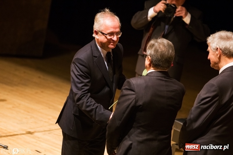 Zdjęcie w galerii na portalu naszraciborz.pl: W RCK wręczono medale im. ks. prałata Stefana Pieczki  wiadomości z regionu