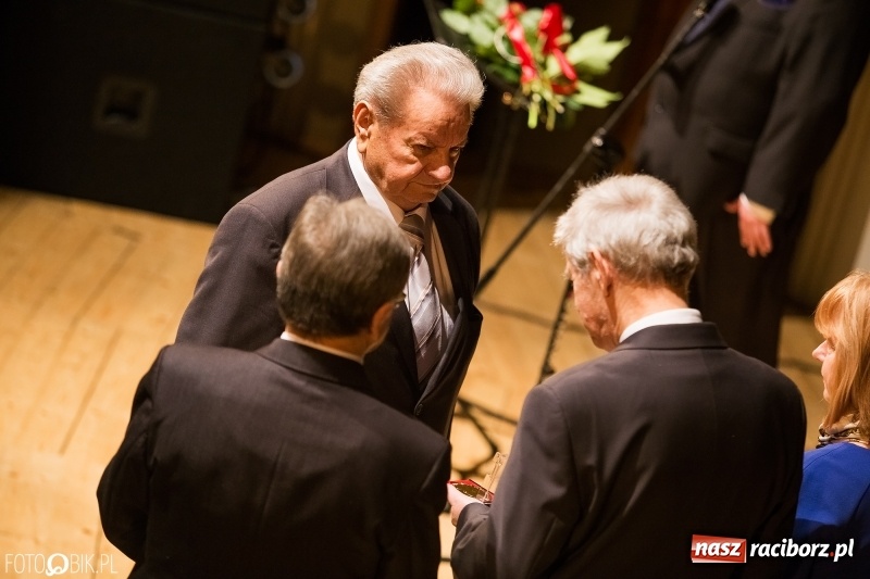 Zdjęcie w galerii na portalu naszraciborz.pl: W RCK wręczono medale im. ks. prałata Stefana Pieczki  wiadomości z regionu