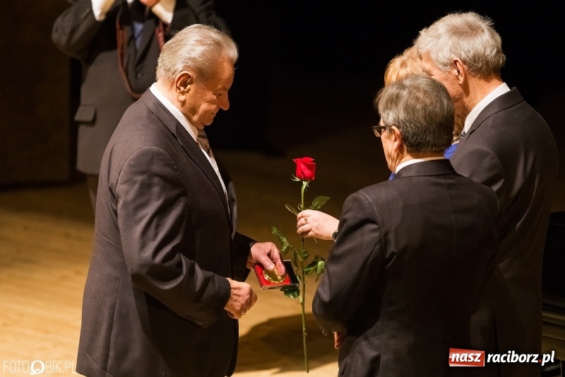 Zdjęcie w galerii na portalu naszraciborz.pl: W RCK wręczono medale im. ks. prałata Stefana Pieczki  wiadomości z regionu