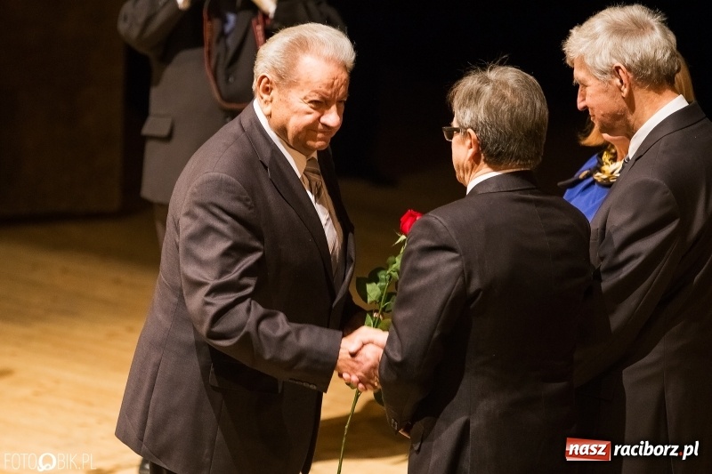 Zdjęcie w galerii na portalu naszraciborz.pl: W RCK wręczono medale im. ks. prałata Stefana Pieczki  wiadomości z regionu