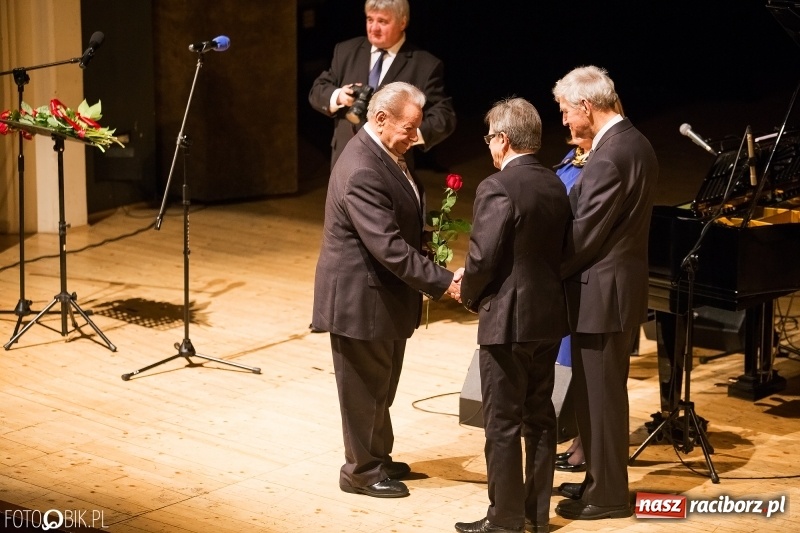Zdjęcie w galerii na portalu naszraciborz.pl: W RCK wręczono medale im. ks. prałata Stefana Pieczki  wiadomości z regionu