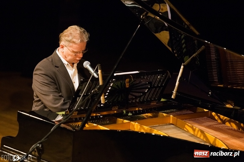 Zdjęcie w galerii na portalu naszraciborz.pl: W RCK wręczono medale im. ks. prałata Stefana Pieczki  wiadomości z regionu