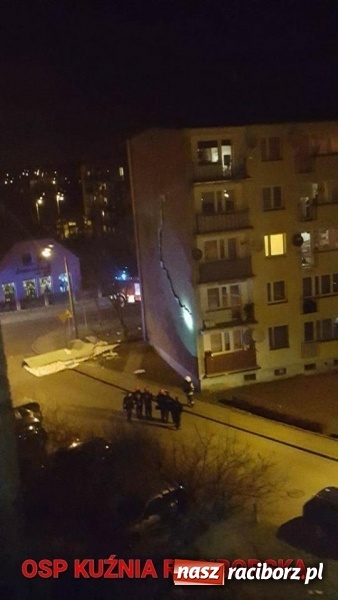 Zdjęcie w galerii na portalu naszraciborz.pl: Wiatr pokazał siłę. W Kuźni uszkodzona elewacja bloku wiadomości z regionu