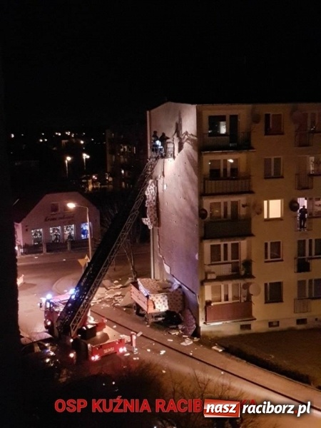 Zdjęcie w galerii na portalu naszraciborz.pl: Wiatr pokazał siłę. W Kuźni uszkodzona elewacja bloku wiadomości z regionu