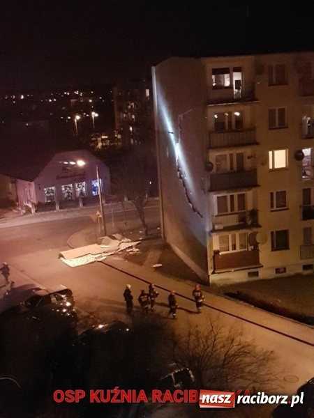 Zdjęcie w galerii na portalu naszraciborz.pl: Wiatr pokazał siłę. W Kuźni uszkodzona elewacja bloku wiadomości z regionu